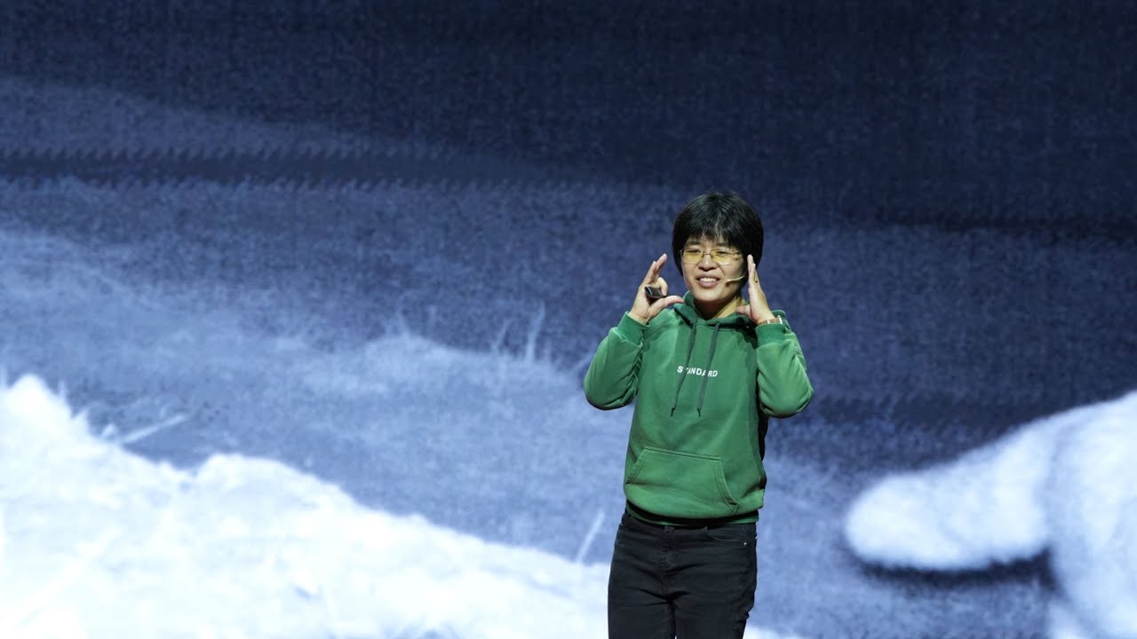 Juan Li speaking on the Yixi stage, Hangzhou, 2023